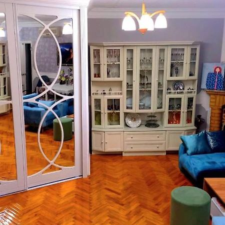 Central Apartment "Ameliya" Baku Bagian luar foto