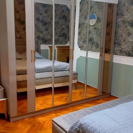 Central Apartment "Ameliya" Baku Bagian luar foto