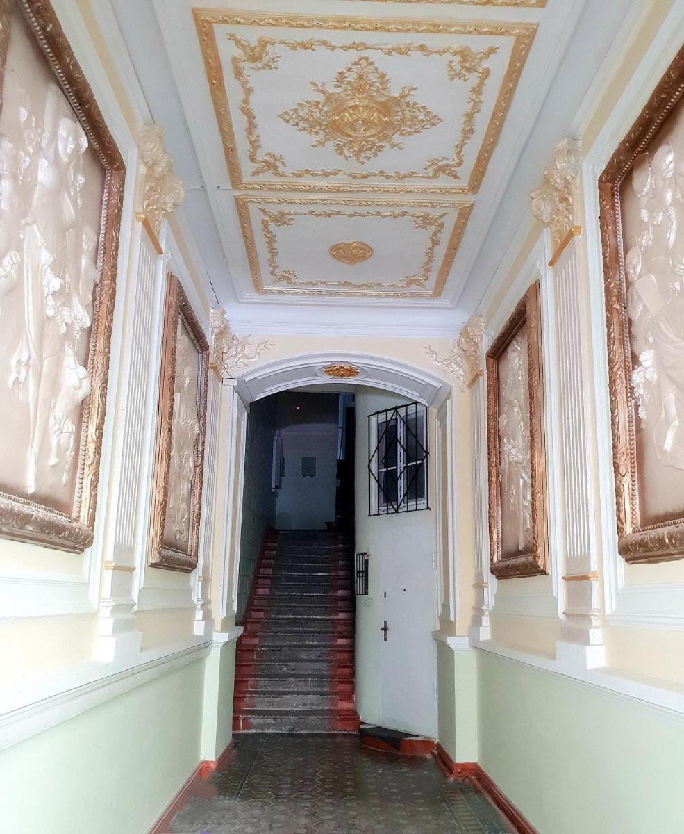 Central Apartment "Ameliya" Baku Bagian luar foto
