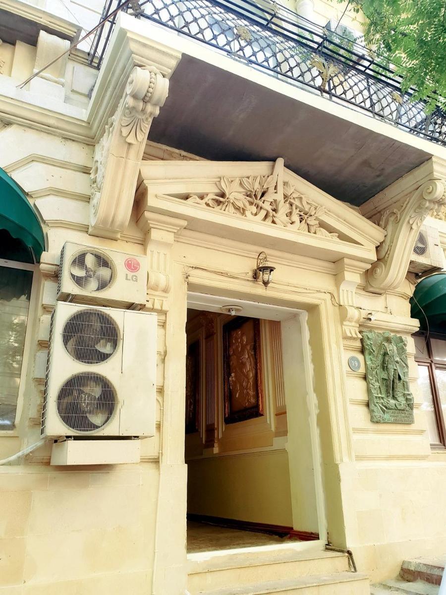 Central Apartment "Ameliya" Baku Bagian luar foto